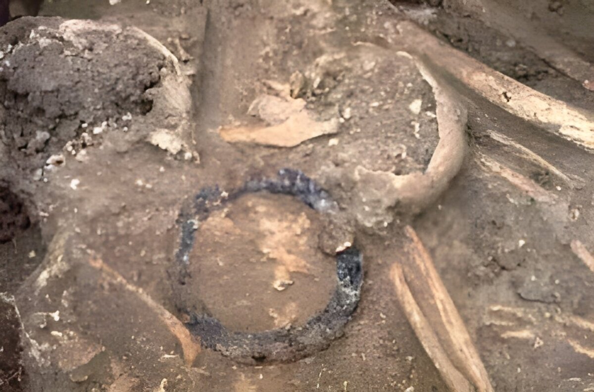 Останки молодого мужчины в железном ошейнике.