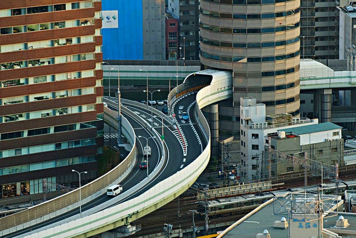 Транспортные города. Гейт Тауэр Осака. Gate Tower building в Осаке. Дорога через офисное здание Осака. Япония. Г. Осака. Гейт Тауэр.