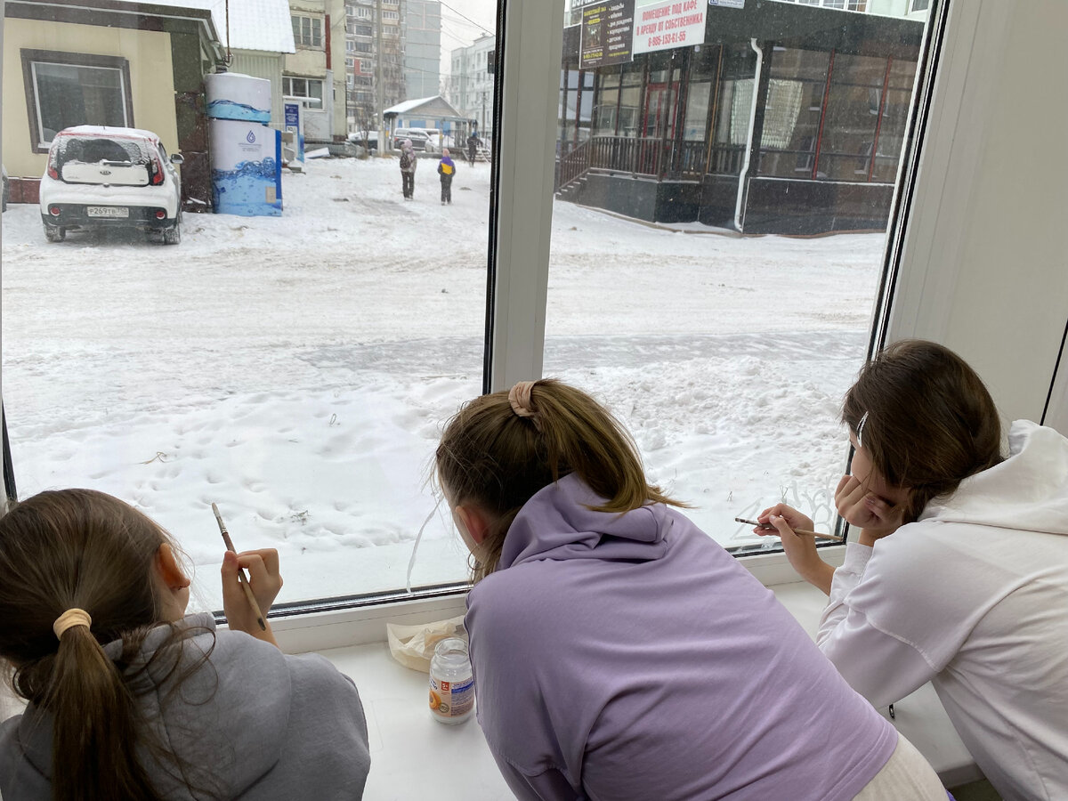 В этом году в рамках познавательного часа «Из нас слагается народ» на окнах появились чумы, табуны оленей, запряжённые в нарты, чукчи и эскимосы, катающиеся с горы. Ребята старались как могли. До конца зимы рисунки ребят будут радовать прохожих и читателей нашей библиотеки. 