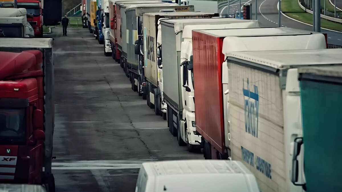     Эксперты подсчитали, что блокировка польско-украинской границы уже принесла обеим странам, и, особенно, Украине — убытки в миллиарды долларов.