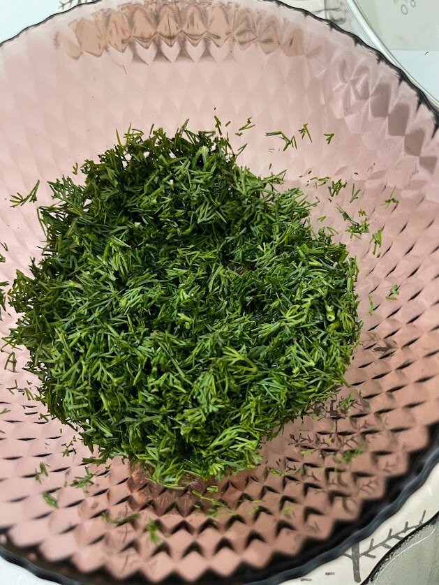 Мелко порезанный укроп.