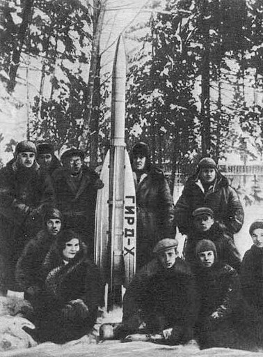 На Нахабинском полигоне перед пуском ракеты «ГИРД-Х». Слева направо: стоят - С.П. Королев, Н.И. Ефремов, Л.С. Душкин, Л.К. Корнеев, И.И. Хованский; сидят - Б.В. Флоров, Л.Н. Колбасина, К.К. Федоров, А.И. Полярный, ФЛ. Якайтис, М.Г. Воробьев.
25 ноября 1933 г.