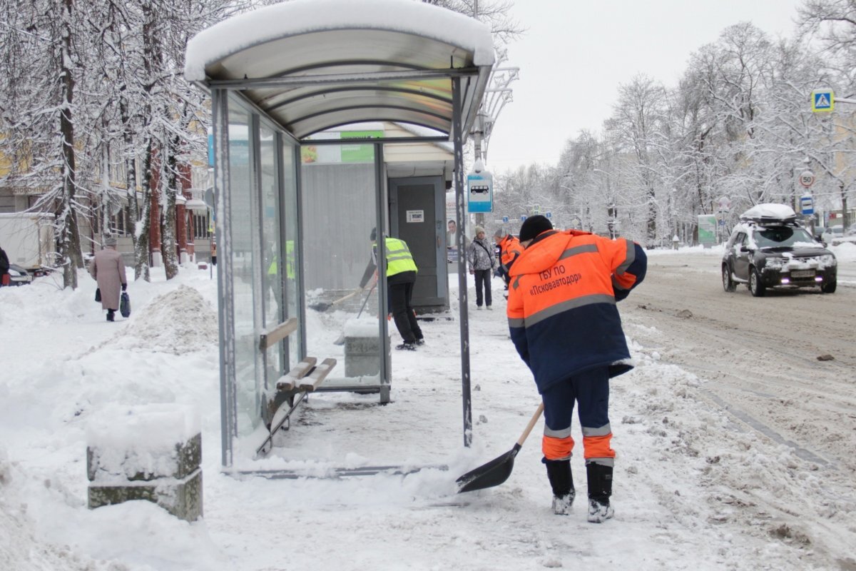    Десять спецмашин устраняют последствия снегопада в Пскове