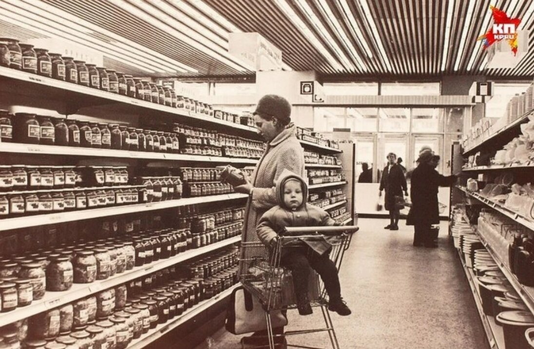 Магазин одежды ссср. Пустые магазины в ссср. Полки советских магазинов. Дефицит в ссср. Полки магазинов в ссср в 80 годы.