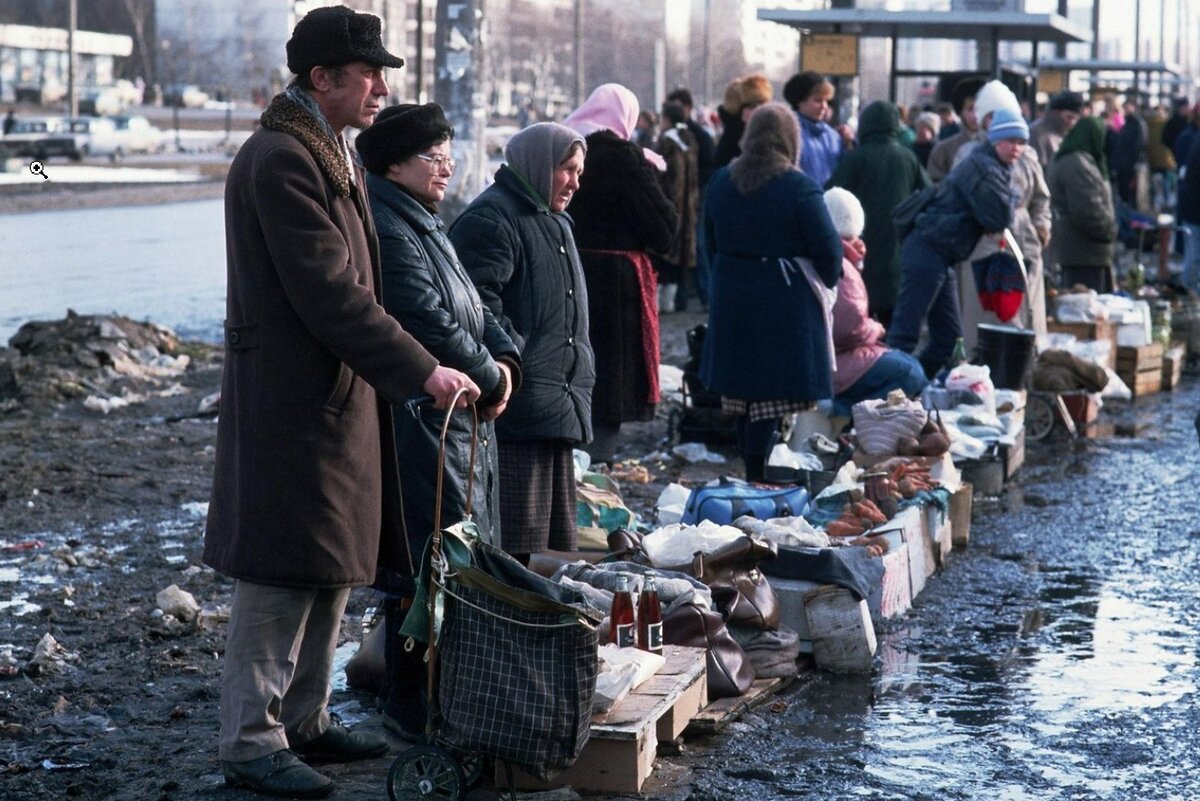Торговля на улицах Москвы, 1991 год. Источник: fotostrana.ru. Листайте галерею ►