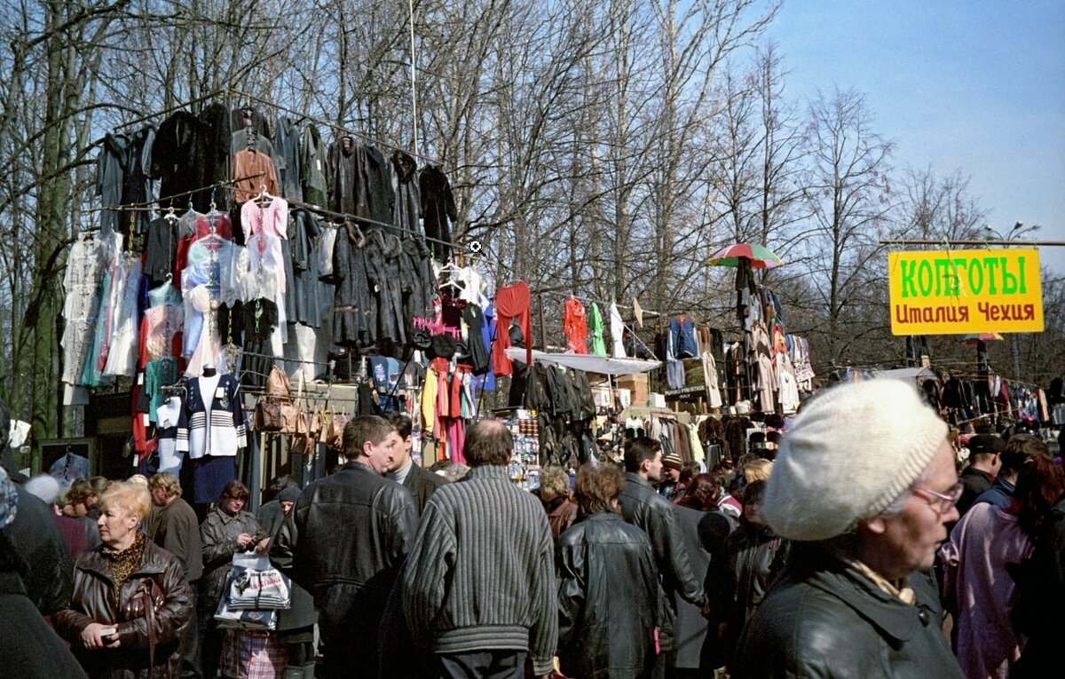 Вещевой рынок в Москве в 1990-е. Фото: bangkokbook.ru

