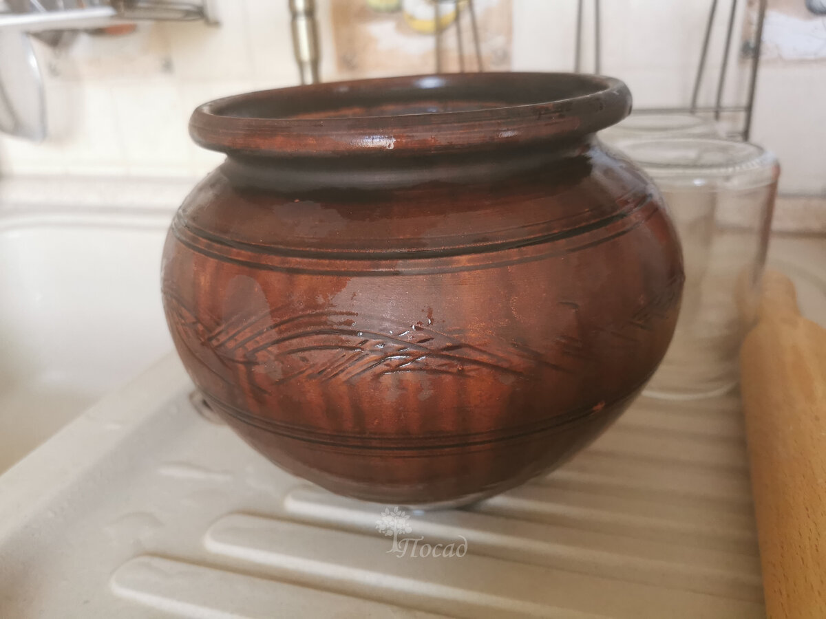 Для длительного хранения чеснока я использую большой неглазурованный глиняный горшок на 3,5-4 литра. На фото он только что вымыт и подготовлен для хранения. Глазури на нём нет. Ниже в статье фото чеснока который сохранился в горшке до конца июля следующего года.