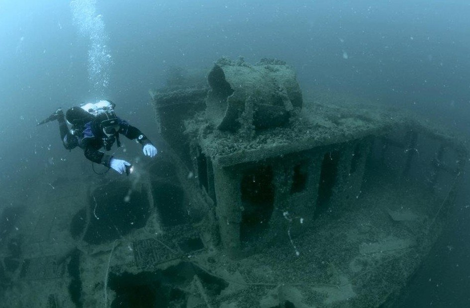 Затонул в черном море. Тарханкут затонувший корабль. Затонувший корабль Волга - Дон. Мыс Тарханкут затонувший корабль. Подводный музей Тарханкут Крым.