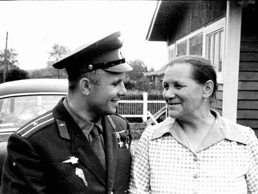 Юрий Гагарин с мамой Анной Тимофеевной.