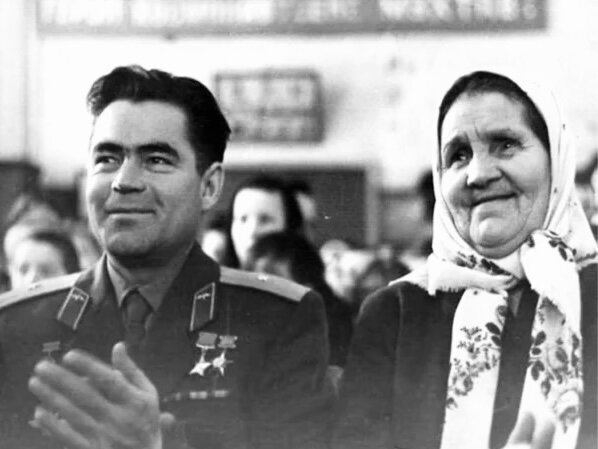 Андриян Николаев с мамой Анной Алексеевной.