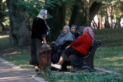    Женщины на лавочке в Атажукинском парке города Нальчик в Кабардино-Балкарской республике. ©Алексей Даничев РИА Новости