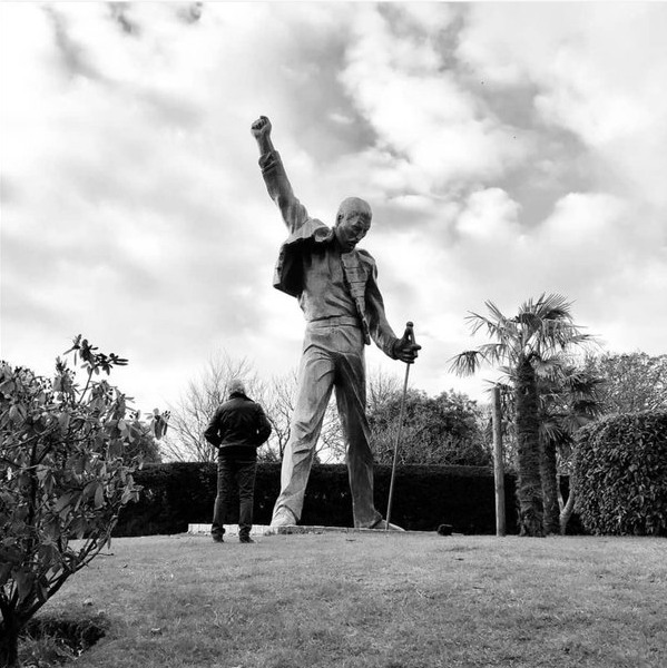 На фото: Роджер Тейлор стоит на фоне статуи Фредди Меркьюри в собственном саду. По словам Тейлора, после окончания мюзикла We Will Rock You, статую Фредди было некуда деть, и тогда он предложил поставить ее к себе домой. Музыкант говорит, что это прекрасно - каждый день видеть своего «друга» у себя в саду.