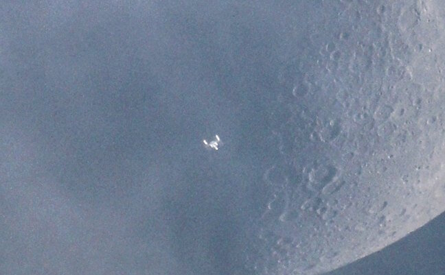 НЛО на фоне Луны. Источник фото: http://images.vfl.ru/ii/1371457160/64d7aab5/2535736.jpg