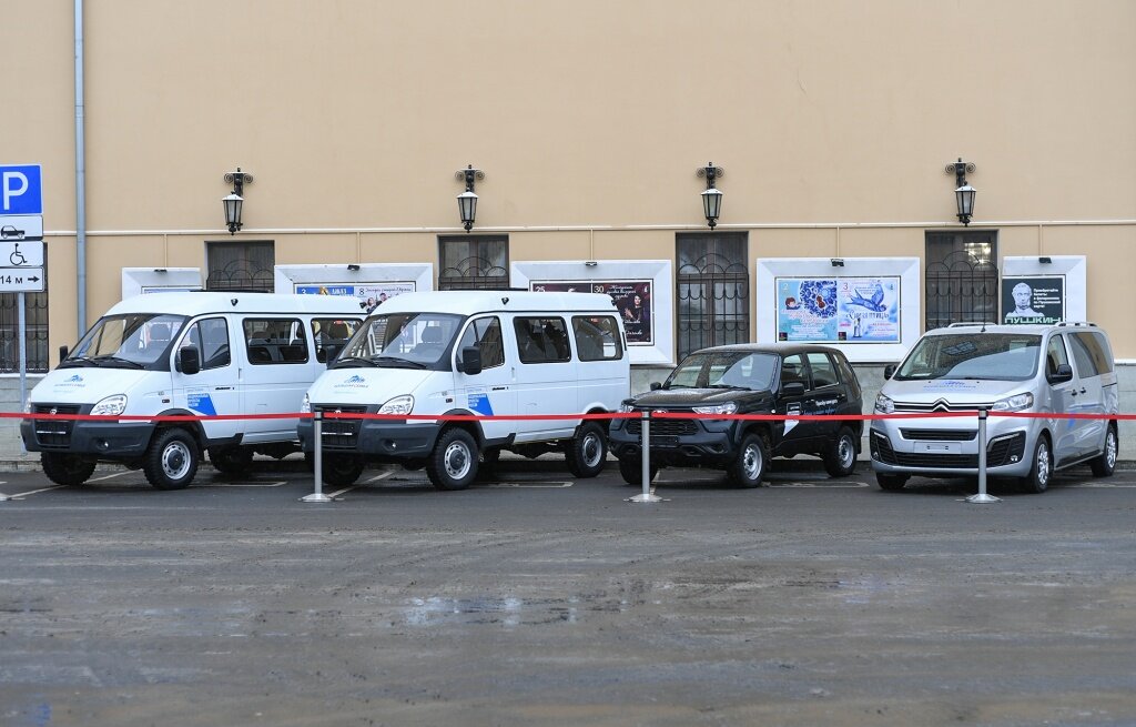 Многодетным семьям из Тверской области вручили сертификаты на автомобили
