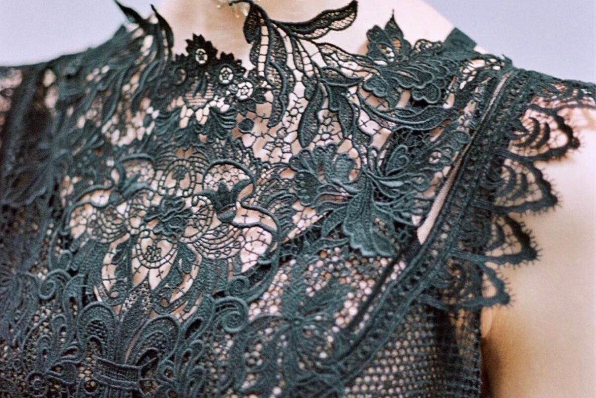     Как носить прозрачное кружево