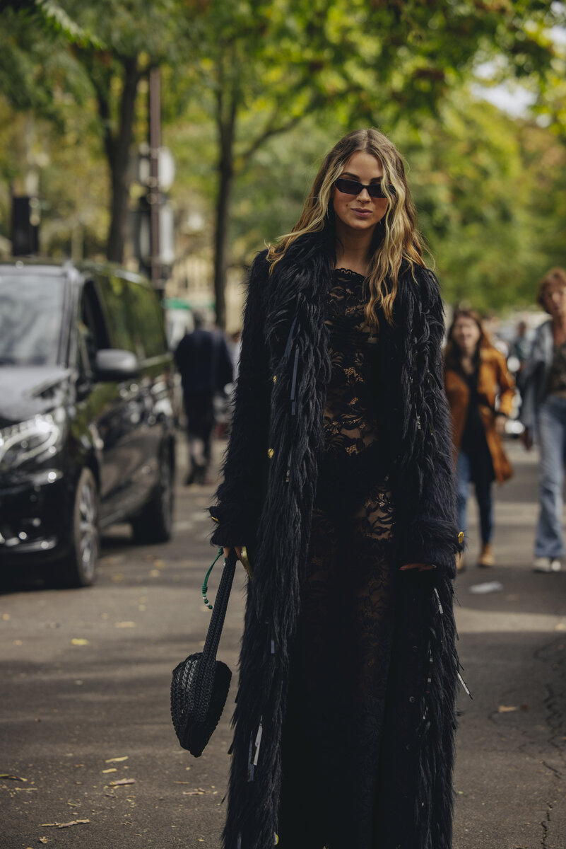    Кружевные платья макси сочетайте с ворсистыми пальтоLegion-Media