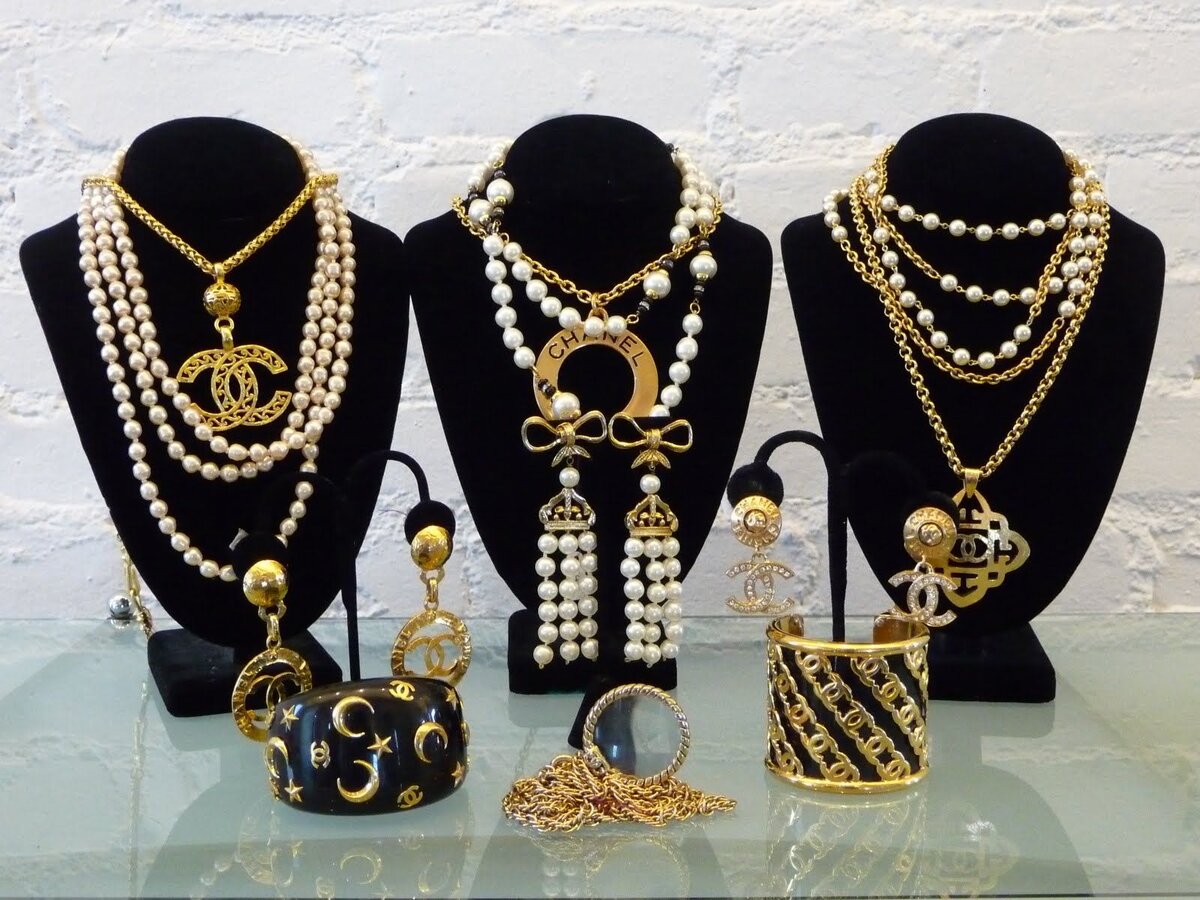 Бижутерия от Коко Шанель.Картинка из интернета.