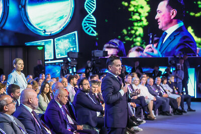    Губернатор. Главная панельная дискуссия Восьмой ежегодной конференции по ИИ AI Journey ©Константин Семенец Пресс-служба Губернатора и Правительства Московской области