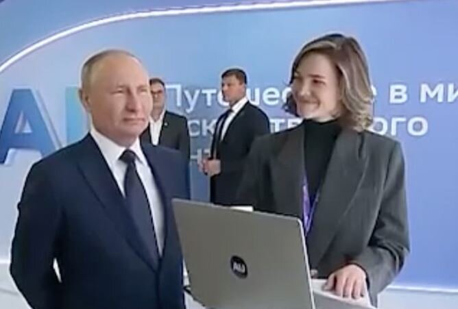 Путин читает текст сказки на мониторе (кадр видео)