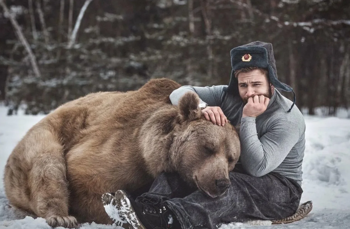 Форум суровая. Мужик и медведь. Мужчина медведь. Русский мужик с медведем. Брутальный медведь.