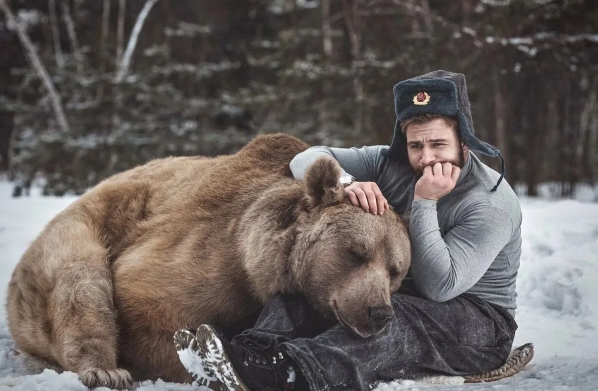 Russian men суровый. Мужик и медведь. Мужчина медведь. Русский мужик с медведем. Медведь и человек.