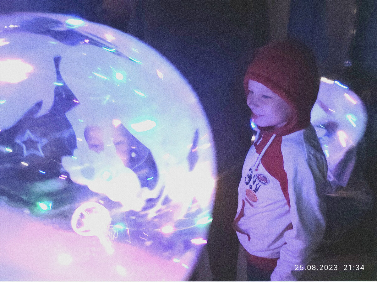 Паша и за шаром - Вадим. Хотела поставить сюда новые фотографии детей, но их почему-то нет. Оказывается, чтобы были свежие фотографии детей, надо их фотографировать