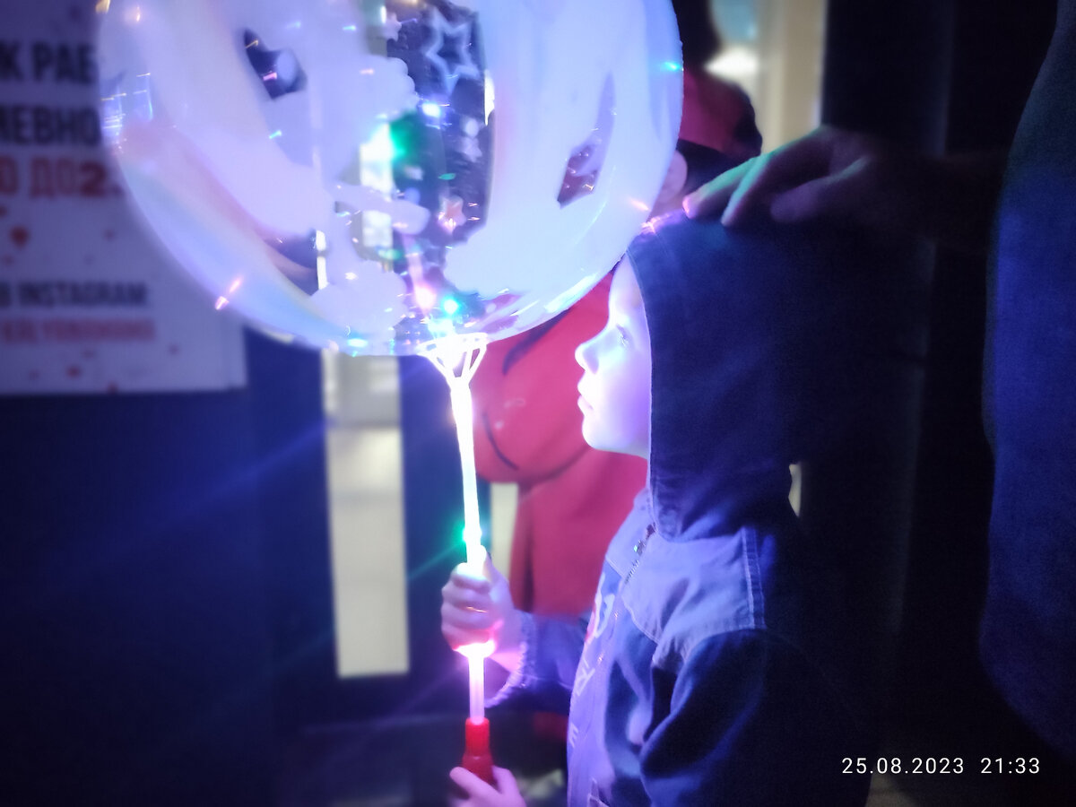 Очень мне нравится эта фотография. Вадим был рождён, чтобы фотографироваться, но у его матери, увы, кривые руки, растущие из самых невероятных мест