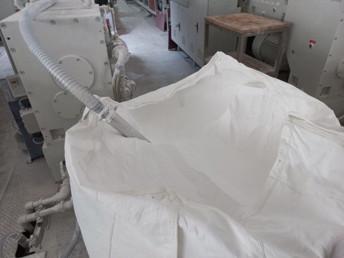 Мешок с ПВХ мукой перед экструдером