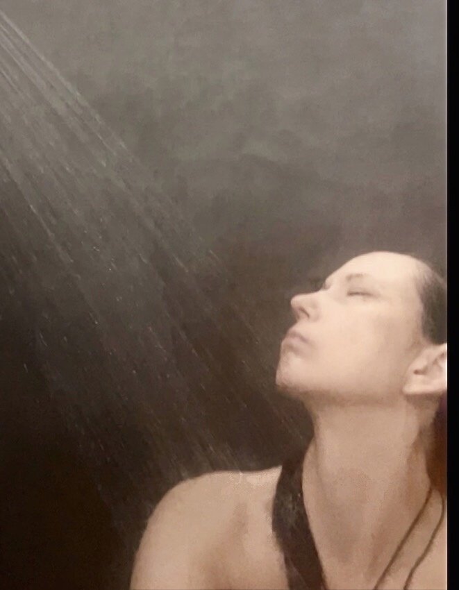 Селфи в душе было сделано с риском для телефона)))