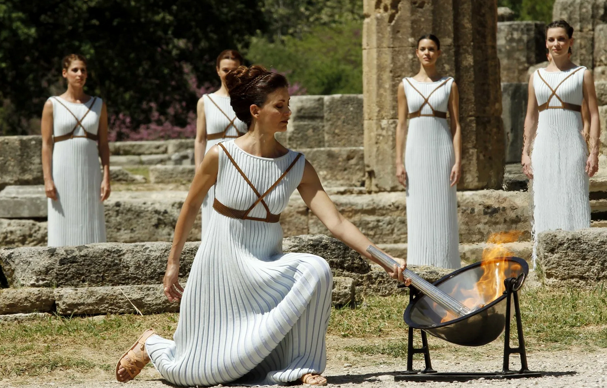 Человек живущий в греции. Олимпия зажжение огня. Олимпийский огонь в древней Греции. Олимпия богиня. Фотосессия в стиле греческих богинь.