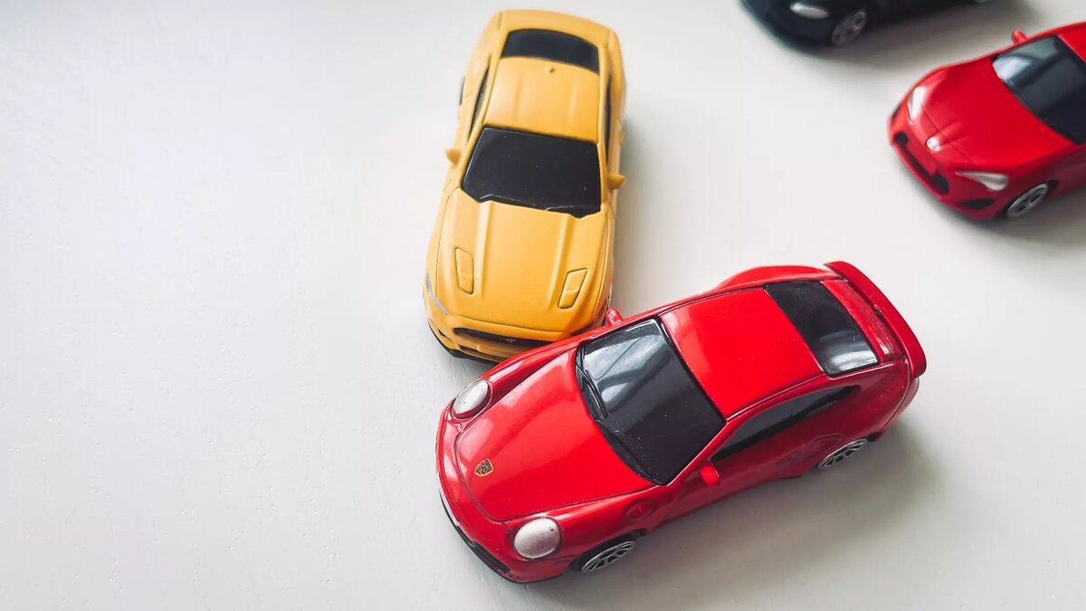     Необычное ДТП произошло во дворе дома по улице Республики, 204 неизвестные разбили припаркованный автомобиль и скрылись. Об этом сообщают очевидцы в соцсетях.