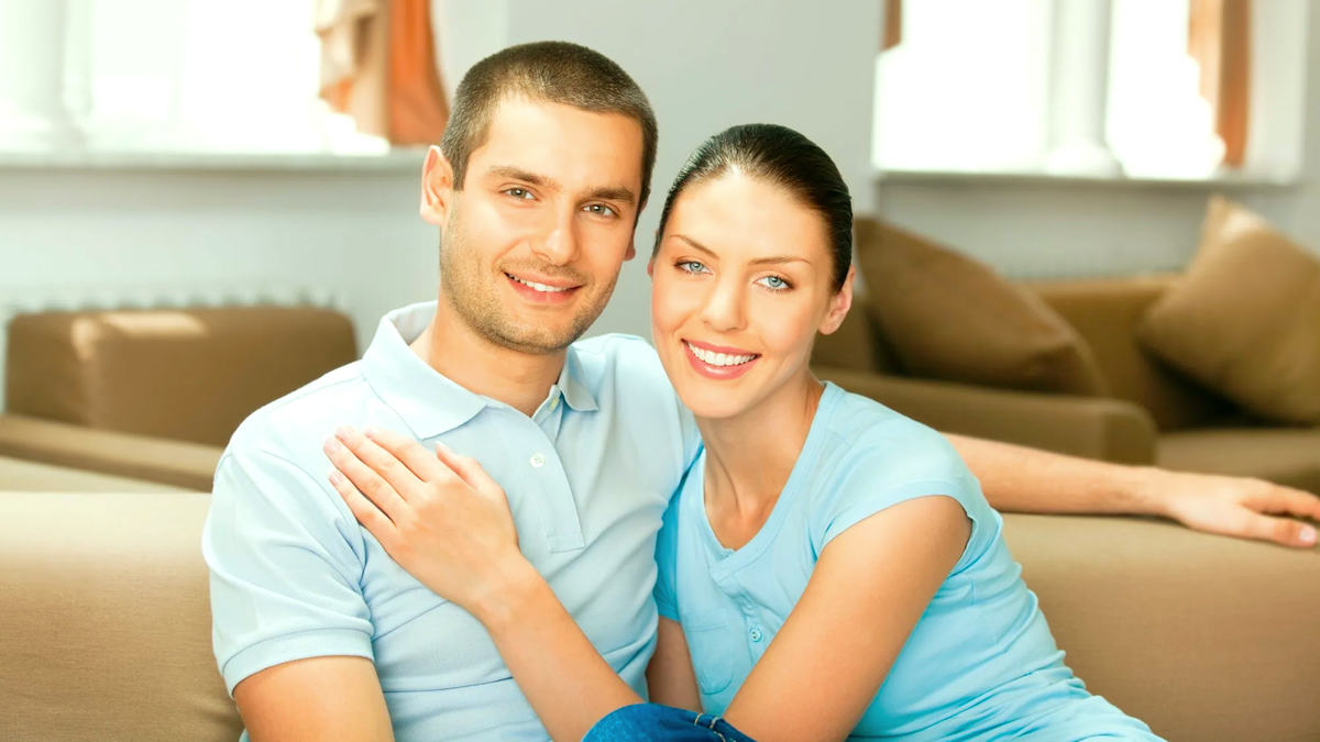 Wife young man. Счастливые муж и жена. Молодая пара. Фотосессия муж и жена. Молодые муж и жена.