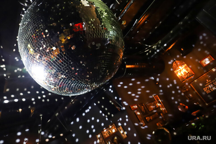    DJ Elmy известен своими необычными шоу