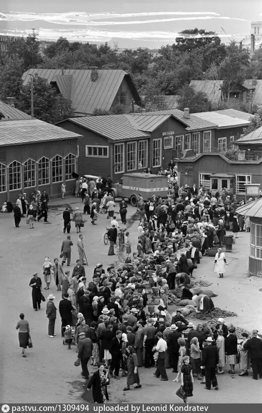 Старый Инвалидный рынок в Ленинградском районе, 1957 год. Автор Наум Грановский. Источник: Музей Москвы, http://goskatalog.ru/portal/#/collections?id=28328411.