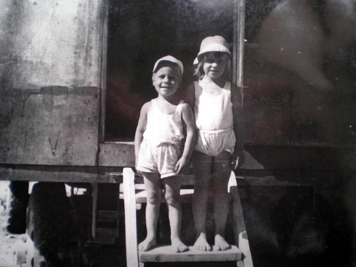 На пороге нашего пустынного дома. Май, 1988.