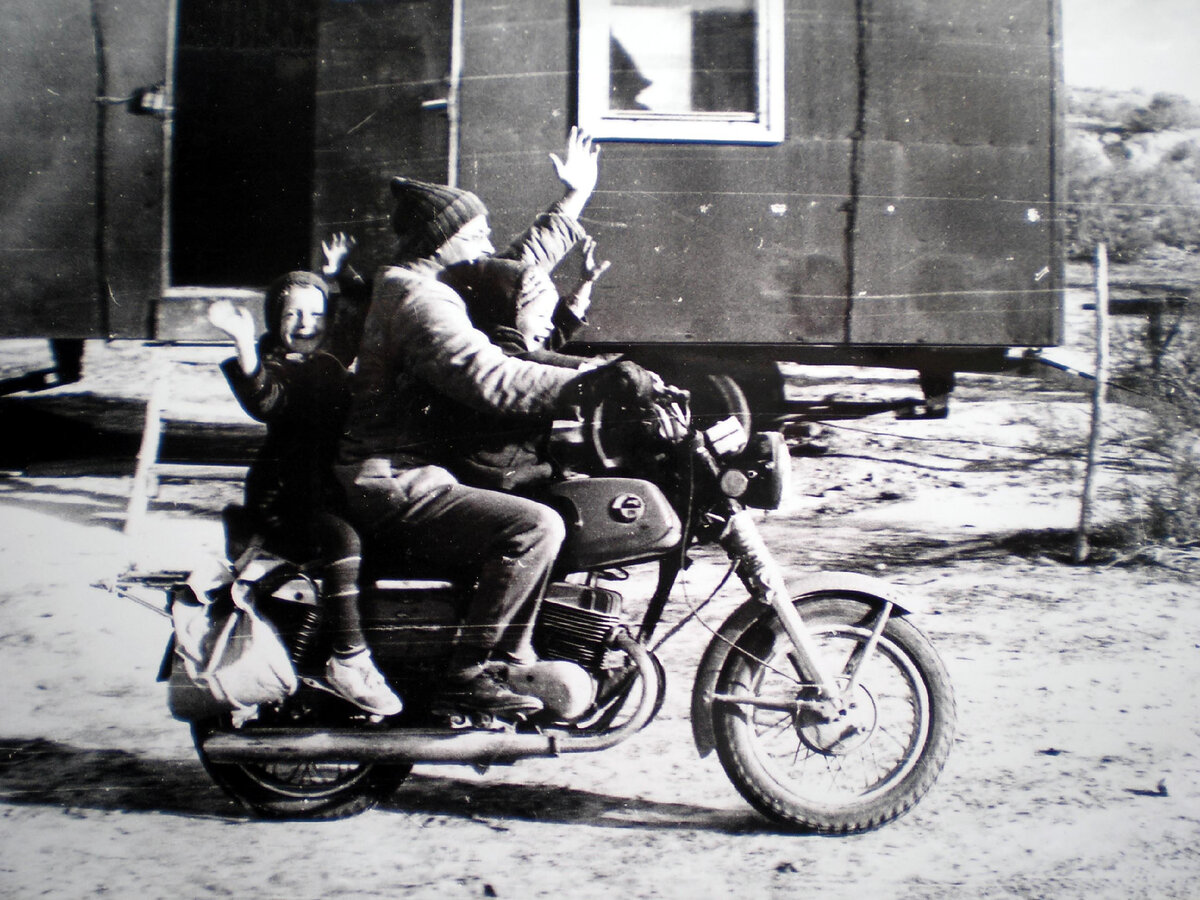 На мотоцикле почетный круг вокруг вагончика Людмилы. Март, 1988