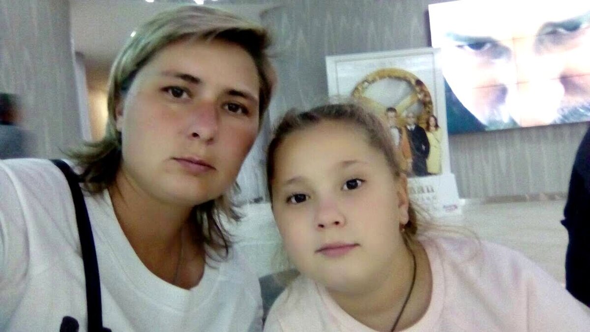 Кадр из видео с песней-переделкой «Снегири» (Сергей Трофимов) на дне рождения бабушке и маме