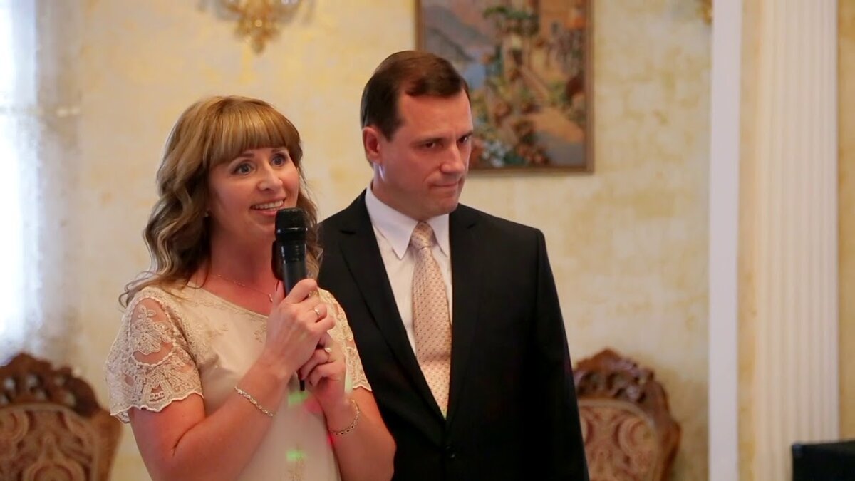 Кадр из видео с песней-переделкой «Твой мир» (Наташа Королёва) на свадьбе сына от мамы
