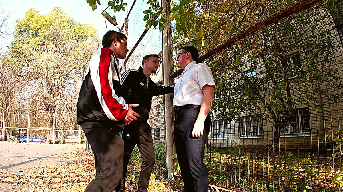 Мужик прогоняет бмхсеров. Ботан в школе. Ботан вызвал на бой быдло из класса. Ботан вызвал на бой быдло из класса. Даниэль бой лера дарина аня.