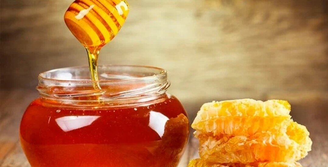 Питание человека определяет его образ жизни, состояние здоровья, энергичность и даже настроение. Как подобрать рацион питания, чтобы с помощью еды регулировать свою работоспособность, здоровье, избавиться от признаков различных хворей, надолго забыть их проявления? В этом нам поможет известный с далекой древности натуральный продукт — мед. Рассмотрим его свойства, благодаря которым он издавна входит в список полезнейших провиантов, используемых в здоровом питании.

Уникальные свойства меда для здорового питания
Уникальность меда определяется процессом его образования. Пчелы собирают нектар вовсе не думая о его пользе для человечества, а для обеспечения жизнедеятельности своего роя. Отбирать у них продукт переработки нектара люди научились около 8000 лет назад, как только поняли, что обогащая свой рацион питания медом, они достигают несколько целей: расширение списка доступных продуктов, улучшение здоровья, профилактика многих заболеваний. Причину популярности сладкого продукта пчеловодства раскрыли современные ученые, разложив мед на составляющие. Богатейший химический состав включает в себя около 60 веществ, главными из которых являются «быстрые» углеводы: глюкоза и фруктоза. Они занимают более 77% состава и могут дать организму около 330 калорий энергии, если употребить 100 г меда. Он также выступает источником биокатализаторов, идущих на усиление метаболизма. Минеральные вещества представлены солями таких металлов как Ca, Mg, Fe, Na, а также S, I, P, Cl. Список микроэлементов в меде охватывает десятую часть таблицы Менделеева: от Si, Al, Mn, Cu, B, Cr, Ni до Li, Zn, Sn, Pb и Os. Еще в нем содержатся пять органических кислот: молочная, щавелевая, яблочная, лимонная, виноградная, и необходимые витамины: В2, В6, С, РР, Н, Е, К, В5 и В9. Благодаря такому уникальному составу, мед оказывается полезным в самых разных отраслях нашей жизни, а не только в питании.