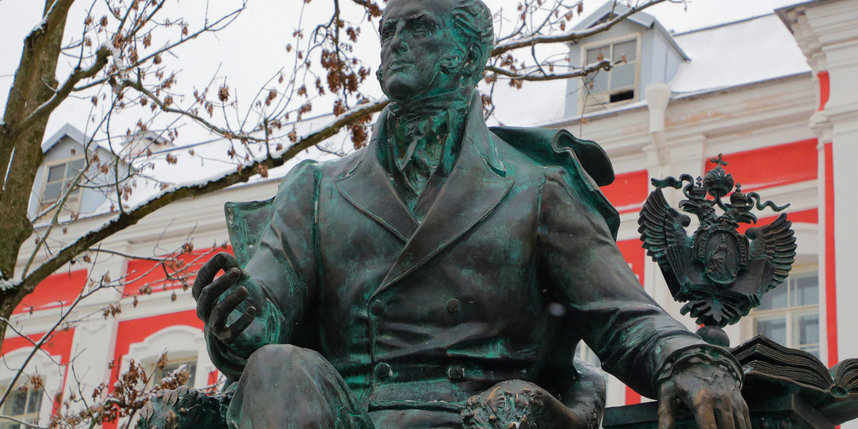    Памятник министру народного просвещения Российской империи графу Сергею Уварову.www.gov.spb.ru/press/governor/270324/