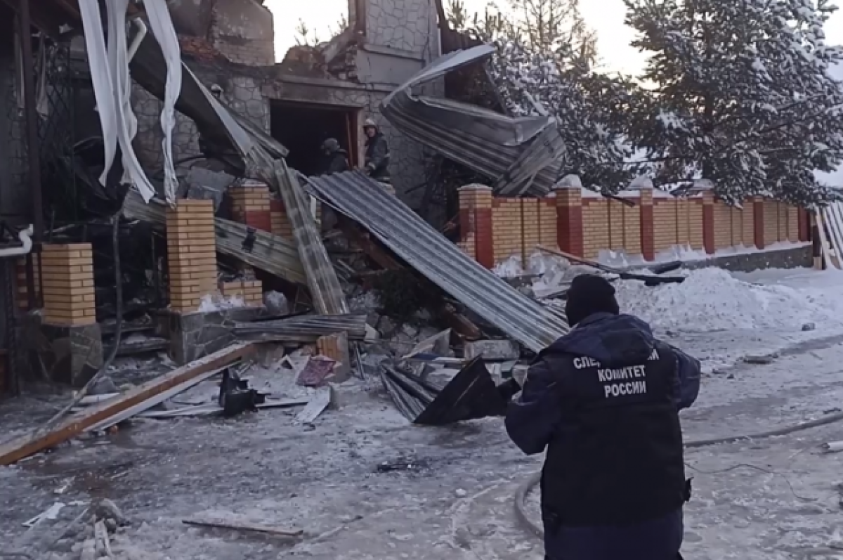    Мужа отбросило взрывом, жена и дети погибли.