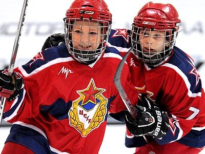 На начальном этапе ребёнка желательно заинтересовать катанием на коньках