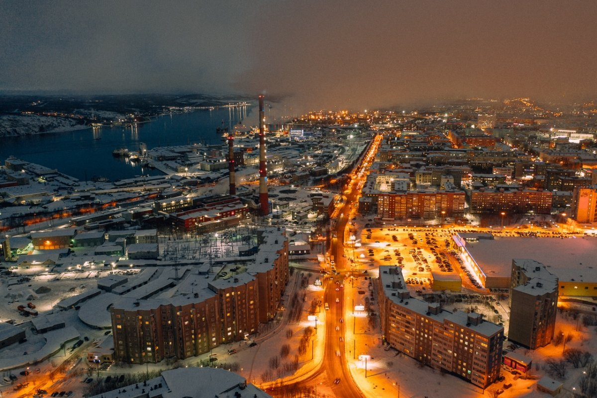 Мурманск фотографии города. Мурманск Маяк ночью. Мурманск шпиль. Ночной Мурманск. Мурманск вечером.