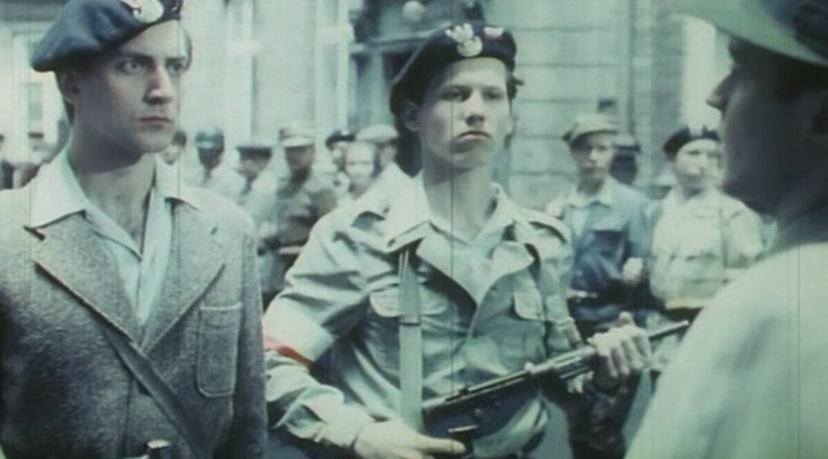 Польские повстанцы Армии Крайовой. Смесь гражданской одежды и довоенной польской формы. Кадр из фильма