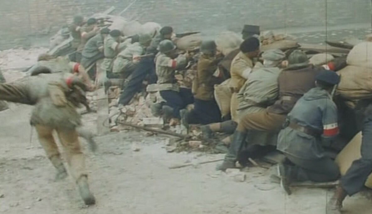 Польские повстанцы Армии Крайовой. Смесь гражданской одежды и довоенной польской формы. На руках - повязки. Кадр из фильма