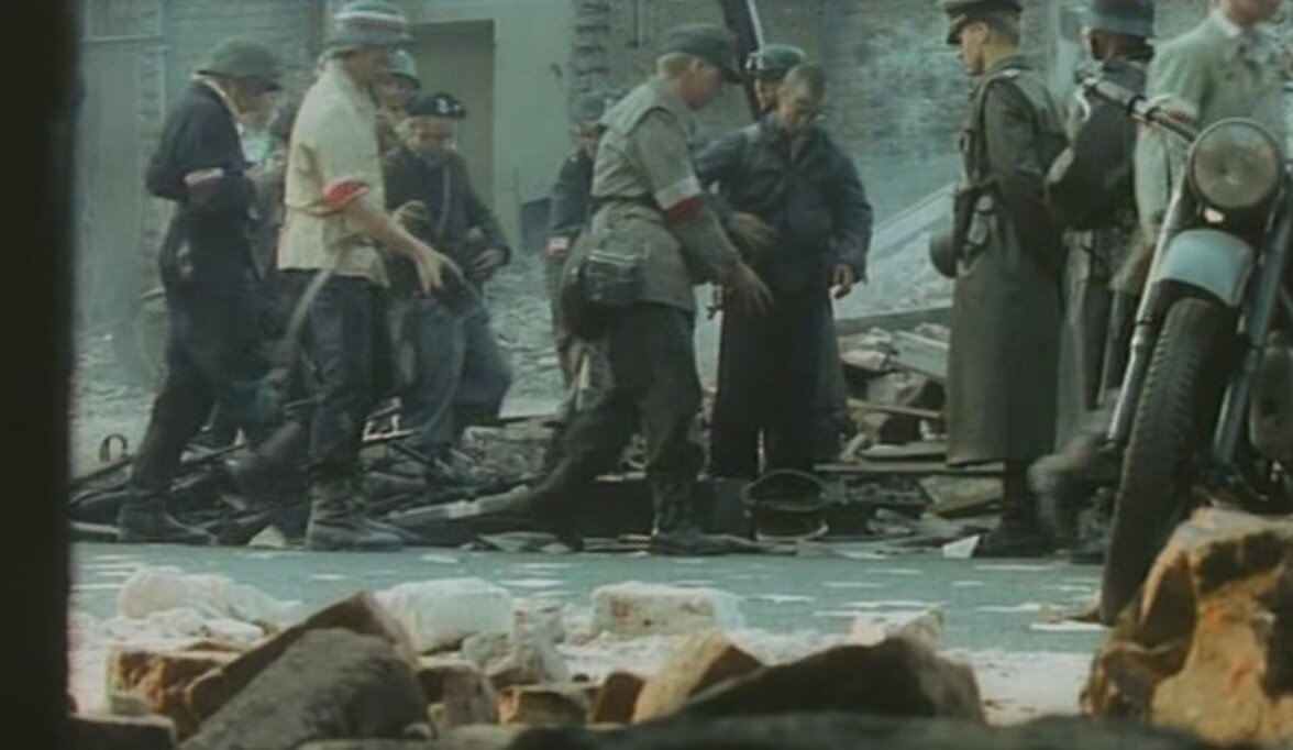 Польские повстанцы Армии Крайовой сдаются. Кадр из фильма