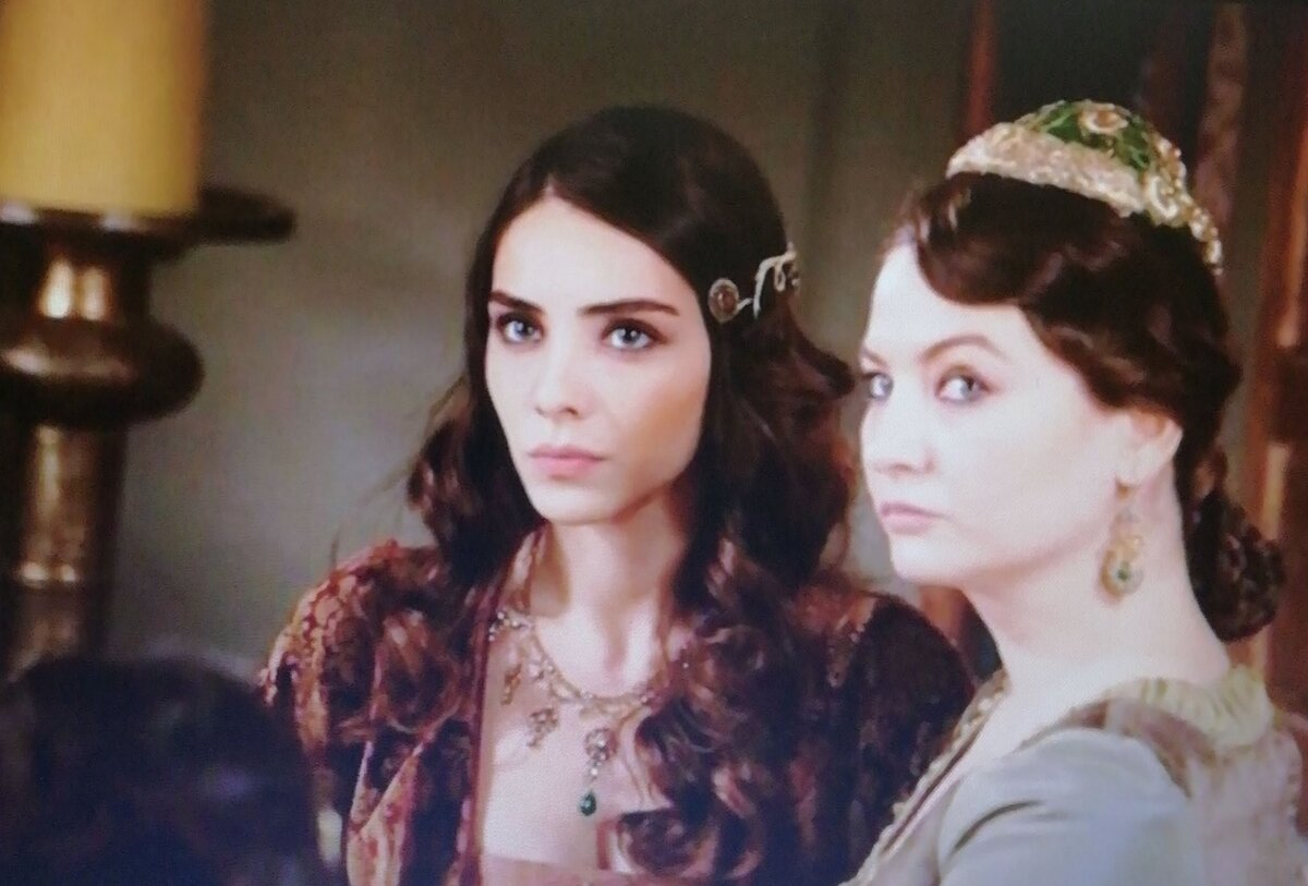 Махидевран и Гюльшах смотрят на вошедшую рабыню