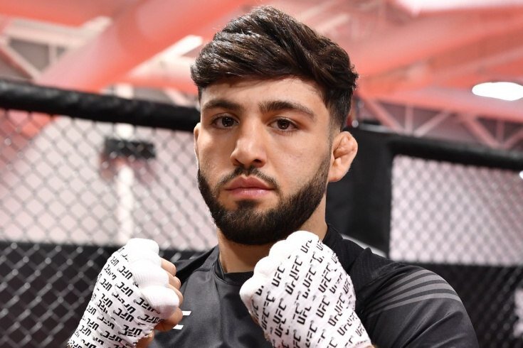 Топовый американский боец смешанных единоборств Бобби Грин, выступающий в лёгкой весовой категории UFC, раскритиковал стиль ведения поединка россиянина Армана Царукяна.
«Этот Арман – невероятно скучный боец. Я не могу смотреть его бои – каждый раз просто засыпаю. После он кричит: «Дана Уайт, дай мне бонус». Но за что? Что ты сделал, это было ужасно. Мне не нравится драться со скучными бойцами, они – отстой. Это просто странно, эти ребята странные. Я уважаю Дариуша, его работу, но Арман – просто ужасный боец»