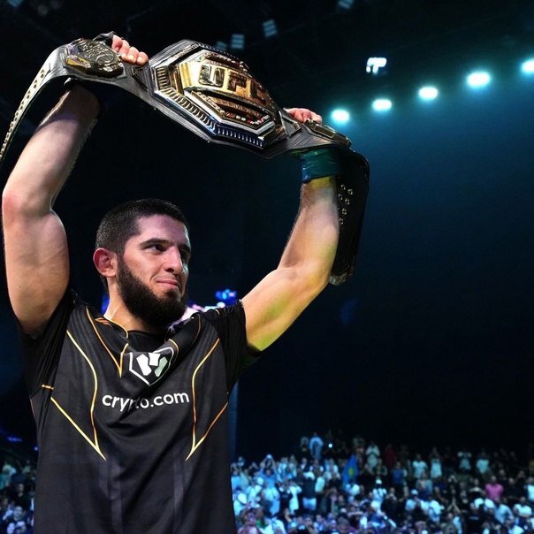 «Да, разговоры есть, но я пока не вижу, что UFC проявляет к этому интерес, потому что у меня есть еще максимум два боя в моем дивизионе, чтобы можно было бы сказать, что мне уже не с кем там драться», - заявил россиянин в интервью «Матч ТВ».

Свое возвращение в октагон Махачев планирует лично обсудить с руководством лиги уже в следующем месяце, когда посетит турнир UFC 296 в Лас-Вегасе.

«В декабре будет турнир. Как раз наш Тагир Уланбеков будет драться. Планирую поехать и поддержать его. Если, конечно, какие-нибудь форс-мажорные ситуации не произойдут»